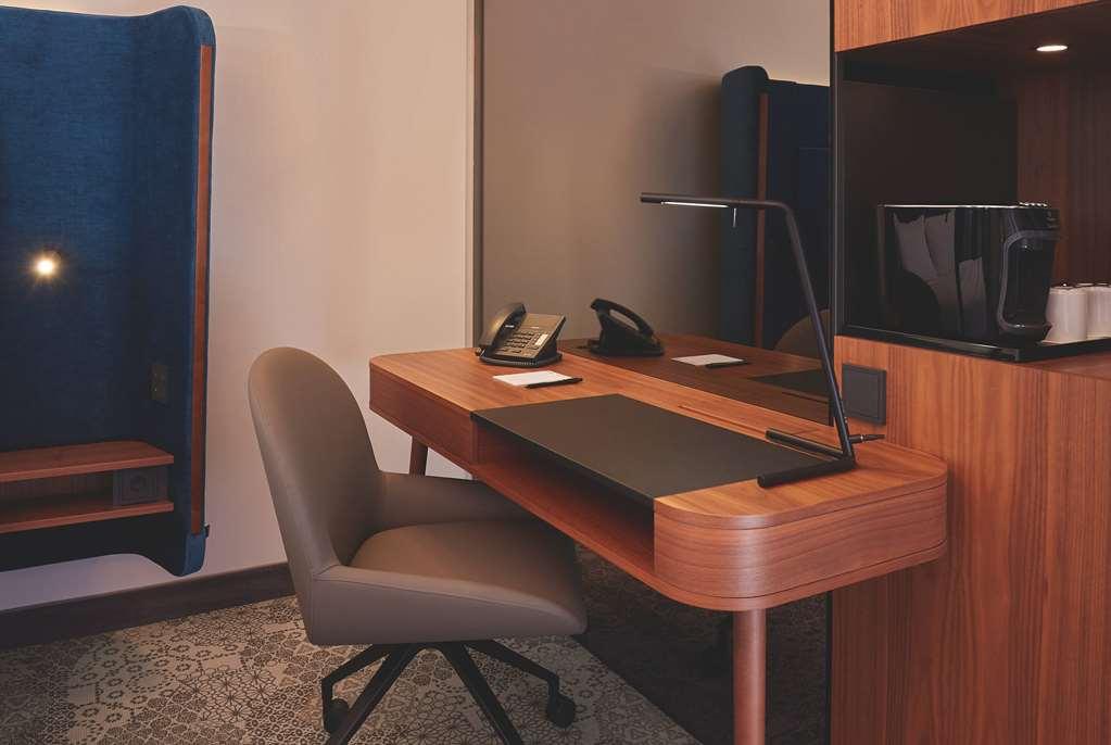 ไฮเปเรียน โฮเต็ล มึนเชิน Hotel มิวนิก ห้อง รูปภาพ A typical hotel room with a computer, telephone, and television