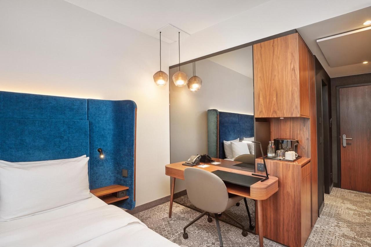 ไฮเปเรียน โฮเต็ล มึนเชิน Hotel มิวนิก ภายนอก รูปภาพ A room at the hotel