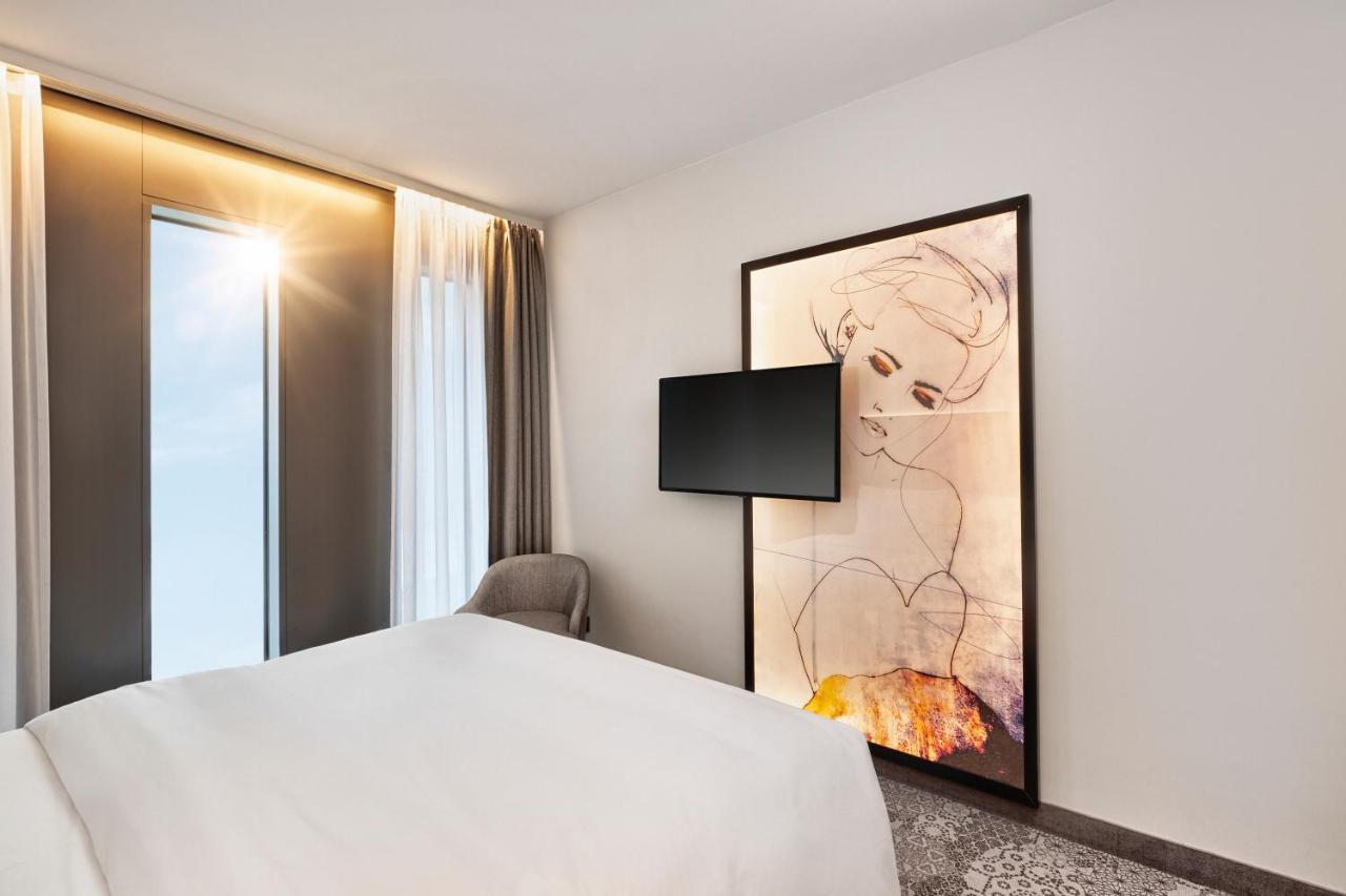 ไฮเปเรียน โฮเต็ล มึนเชิน Hotel มิวนิก ภายนอก รูปภาพ A television mounted on a wall