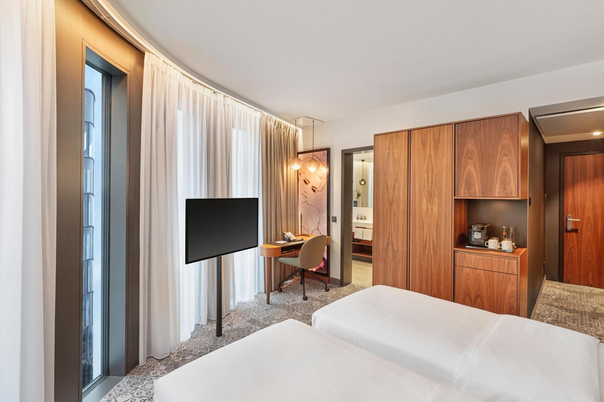 ไฮเปเรียน โฮเต็ล มึนเชิน Hotel มิวนิก ภายนอก รูปภาพ A room at the hotel