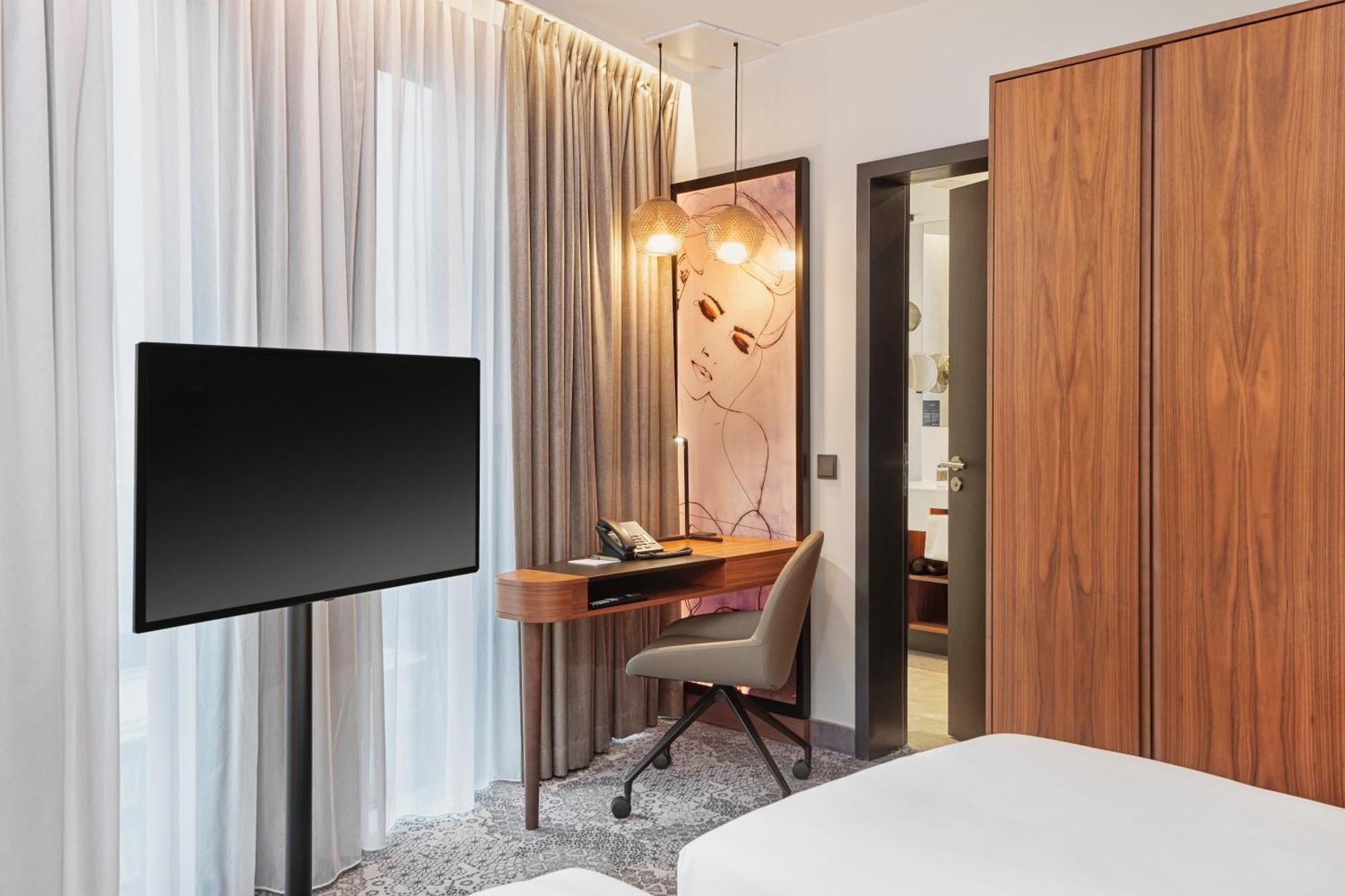 ไฮเปเรียน โฮเต็ล มึนเชิน Hotel มิวนิก ภายนอก รูปภาพ A room at the hotel