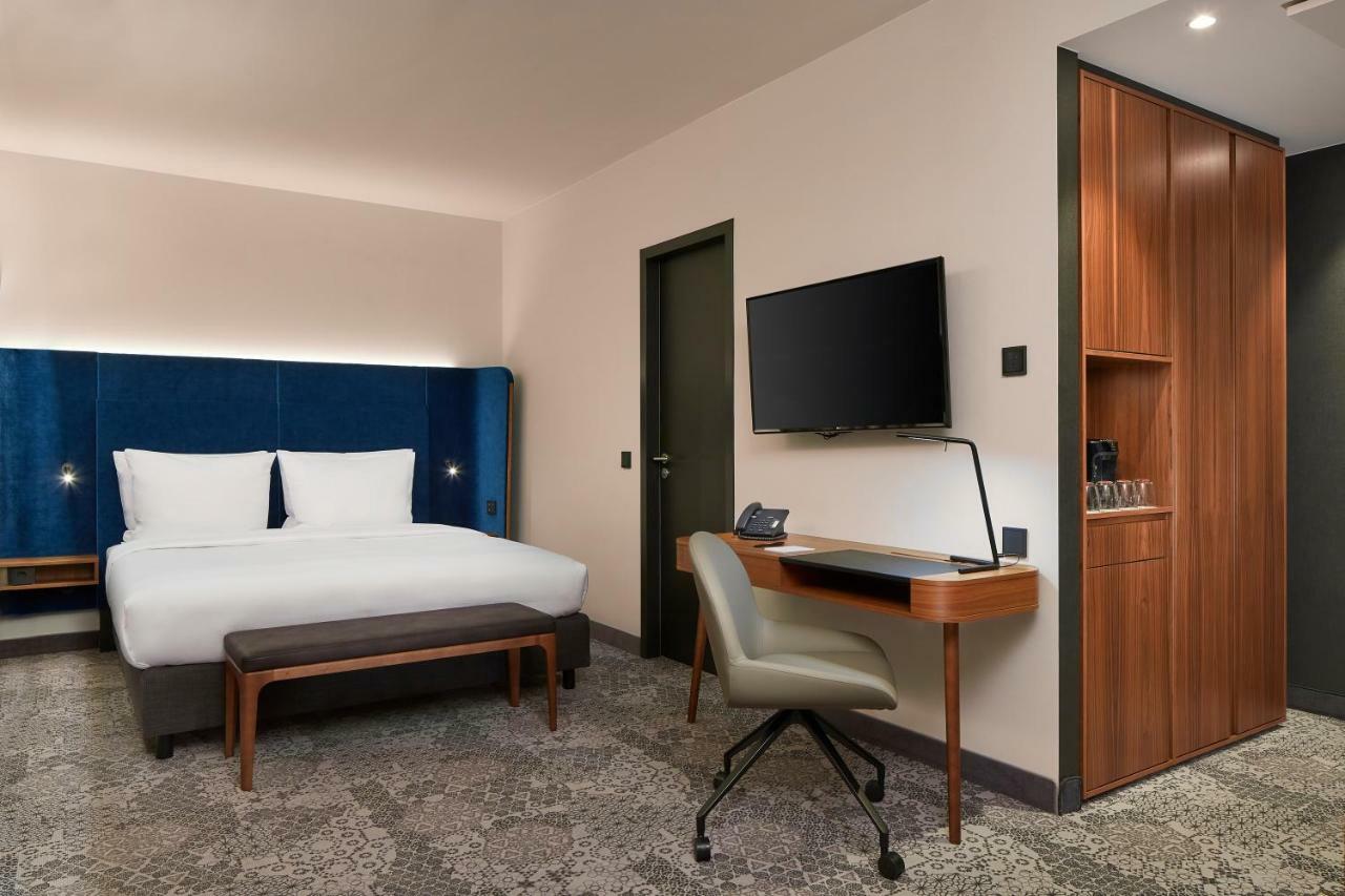 ไฮเปเรียน โฮเต็ล มึนเชิน Hotel มิวนิก ภายนอก รูปภาพ A room at the hotel