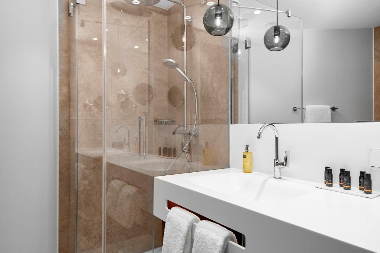ไฮเปเรียน โฮเต็ล มึนเชิน Hotel มิวนิก ภายนอก รูปภาพ A shower enclosure