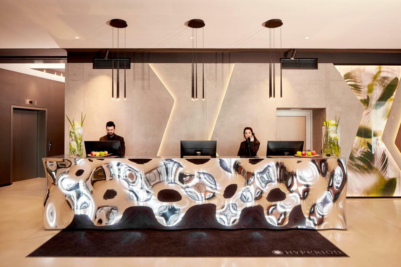 ไฮเปเรียน โฮเต็ล มึนเชิน Hotel มิวนิก ภายนอก รูปภาพ Reception desk at the hotel