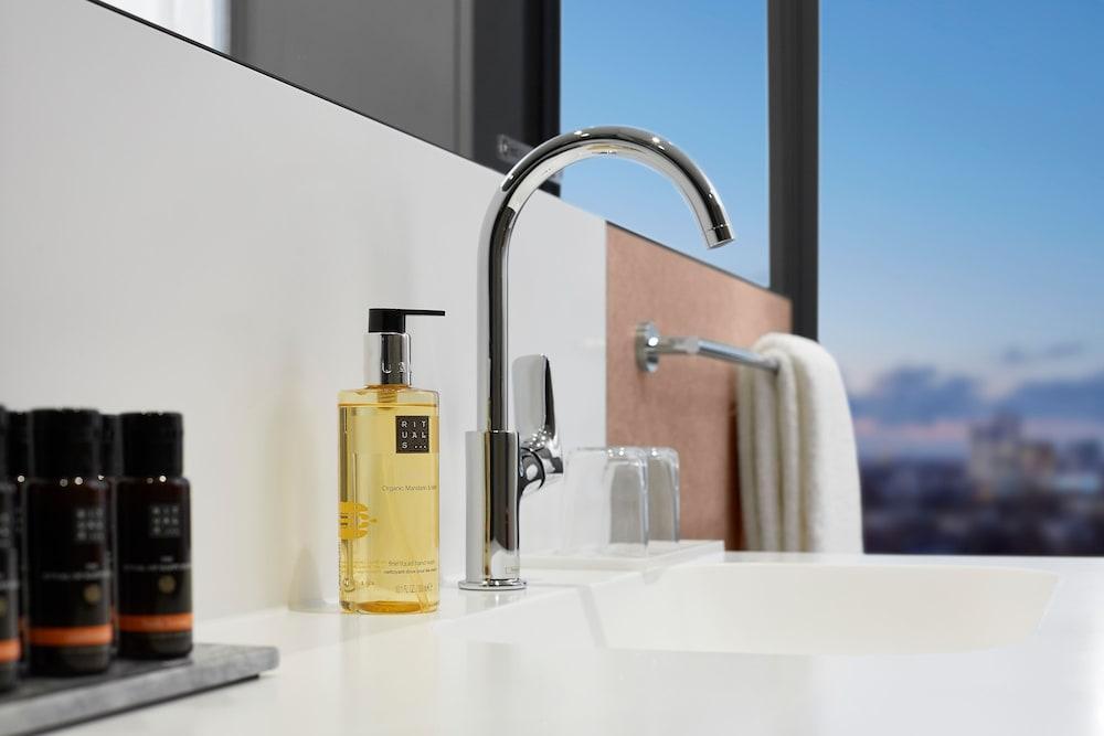 ไฮเปเรียน โฮเต็ล มึนเชิน Hotel มิวนิก ภายนอก รูปภาพ A single control tap